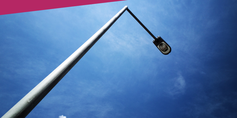 Widok latarni na tle nieba