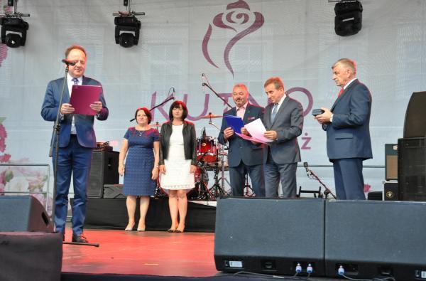 Prezydenci: Zbigniew Burzyński, Jacek Boczkaja i Zbigniew Wdowiak wręczają nagrodę Katarzynie Karolak-Rojewskiej i Grażynie Baranowskiej