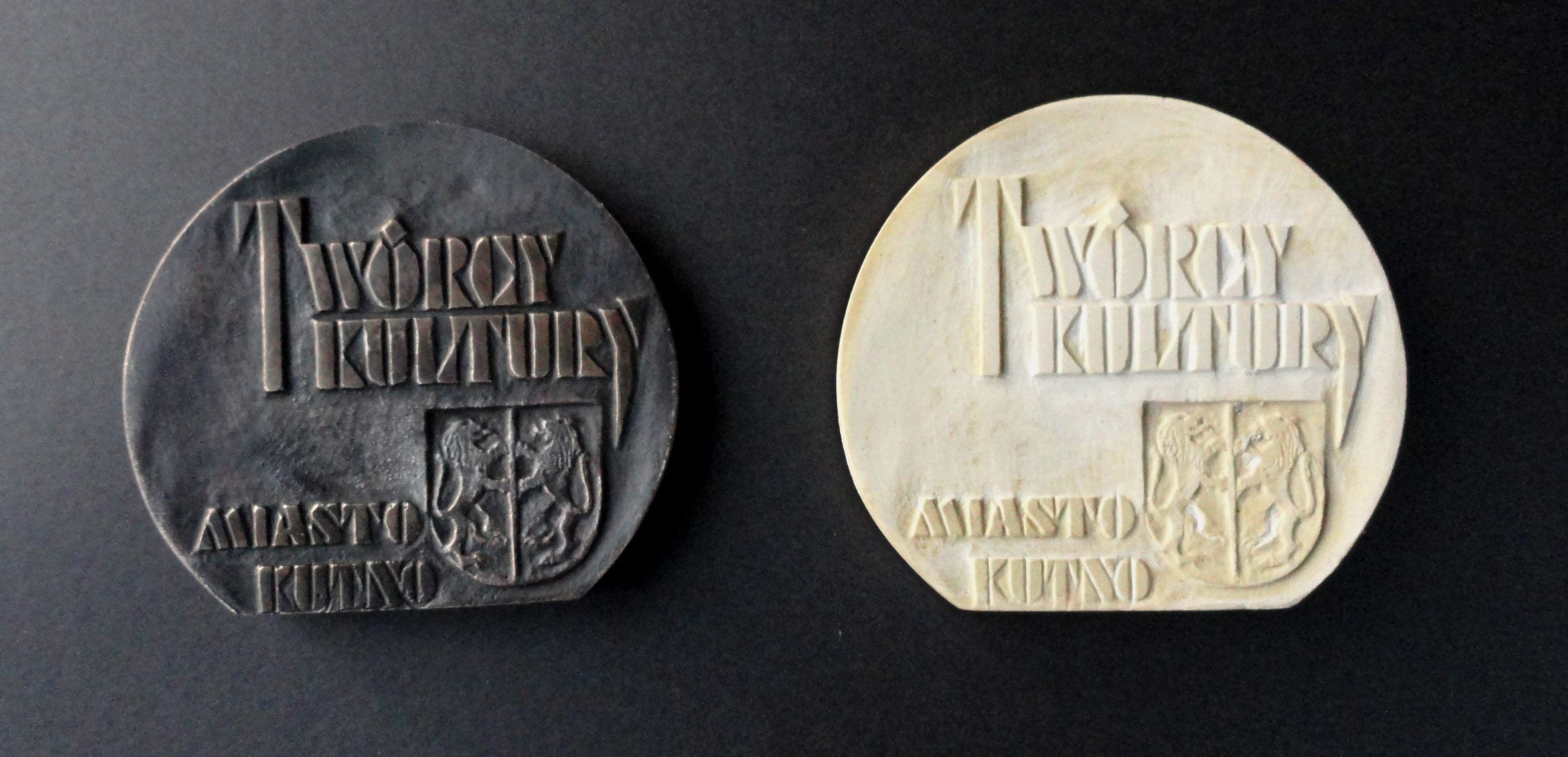 Rewers medalu  z napisami: w centralnej części - Twórcy kultury, na dole - Miasto Kutno. W dolnej części po prawej stronie znajduję się herb miasta. 